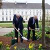 König Charles III. (rechts) und Bundespräsident Frank-Walter Steinmeier pflanzen im Garten von Schloss Bellevue eine Manna-Esche. Der britische König ist bekannt für seine Liebe zum Garteln. 