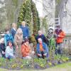 Gartenfreunde und Wasserwacht haben am Samstag den Dorfbrunnen in Utting österlich geschmückt. 