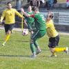 Thierhauptens Simon Forster ließ alle Biberbacher Angriffe abprallen. Hier versuchen es Peter Spannrunft (links) und Matthias Langkait. Im Hintergrund Jimmy Simones, der Schütze des 0:1. 