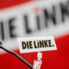 Das Logo der Linken ist bei einem Parteitag an einem Mikrophon angebracht.