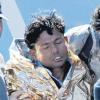In letzter Minute dem Tod im Meer entronnen: Italienische Retter bringen einen der Überlebenden in Lampedusa an Land.  