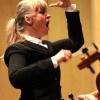 Die norwegische Dirigentin Irene Anda (links) fordert alles von den Spielern des Symphonieorchesters Stadtbergen heraus. Unter der neuen Leitung bewegt es sich weiter Richtung Meisterklasse. 	