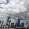 Dunkle Regenwolken schieben sich über die Bankenskyline von Frankfurt am Main hinweg. Bei «Cum-Ex»-Aktiendeals nutzen Investoren eine Lücke im Gesetz, um den Staat über Jahre um Milliardensummen zu prellen.