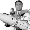 Der US-amerikanische Raketenkonstrukteur deutscher Herkunft Wernher Freiherr von Braun erklärt auf dem undatierten Archivbild anhand eines Modells die Funktion von Raketen-Raumschiffen. 