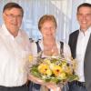 Rosemarie und Manfred Maschauer aus Jedesheim freuen sich über die Glückwünsche von Bürgermeister Jürgen Eisen zur Goldenen Hochzeit.  	