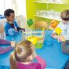Experimentierfreudige Nachwuchswissenschaftler im neuen Forscherraum im Montessori-Kinderhaus in Meitingen. 
