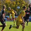 Das jüngste Punktspiel gegen Altenmünster gewann der FC Lauingen im heimischen Stadion mit 3:2 Toren. Auf unserem Bild setzt sich Philipp Goldau (Mitte), er nicht mehr zum FCL-Kader zählt, bei einem Kopfball durch. Foto: Karl Aumiller