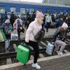 Menschen versammeln sich am Bahnhof in Lwiw im Westen der Ukraine, um einen Zug zu nehmen und die Ukraine in die Nachbarländer zu verlassen. Im Land wird jede Hilfe benötigt.