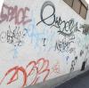 Vor allem in der Augsburger Altstadt sind zahlreiche Wände verschmiert (Symbolbild). Ein Sprayer wurde jetzt vom Amtsgericht zu einer Haftstrafe verurteilt.