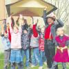 Geschafft! Das Dach für das Insektenhotel ist fertig. Große Freude herrscht bei den Wittelsbacher Volksschülern.