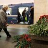 Eine Frau legt in der U-Bahn-Station "Technologisches Institut" in St. Petersburg Blumen auf einen Blumenstrauß, um der Opfer des Anschlags zu gedenken.