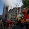 Feuerwehrleute nach schweren Explosionen an einem beschädigten Wohnhaus in Kiew.