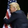 Er liebt die Flagge: Donald Trump bei einer Wahlkampfveranstaltung.