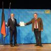 Hans Reichhart bekam von Innen- und Kommunalstaatssekretär Gerhard Eck die Kommunale Verdienstmedaille in Silber verliehen.