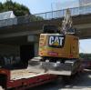 Der Bagger wäre durch den Aufprall beinahe auf die Straße geworfen worden. Das Ehepaar im nachfolgenden Auto hatte Riesenglück. Seit gestern Vormittag ist die Brücke bei Uttenhofen wieder stabilisiert.