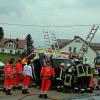 Bei einem Unfall in Tiefenbach ist ein Auto auf die Seite gekippt. Die Feuerwehr brachte das Fahrzeug mithilfe von Leitern zurück auf die Räder.. 