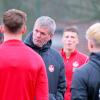 Der neue Lautern-Coach Friedhelm Funkel leitete bereits eine erste Trainingseinheit am Fritz-Walter-Stadion.