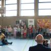 Die Klasse 2 a sang in Pöttmes ein Lied zum Thema Straßenverkehr.