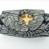 „Eingefasstes Kreuz“, eine Arbeit aus Keramik und Gold von Otto Scherer.