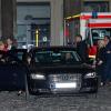 Angela Merkel verlässt am Fischmarkt das Rathaus in Augsburg.