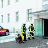 Mit einem Hochdrucklüfter säuberten Feuerwehrleute das Polizeigebäude in der Reuttier Straße. Foto: wis