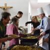 Paella braten für den guten Zweck, das hatten sich Bürgermeister Kurt Baiker und Stadtpfarrer Stephan Spiegel am Sonntag vorgenommen. 