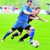 Thomas Gornig (blaues Trikot) steht mit der SpVgg Wiesenbach unter Druck. Nach zwei Niederlagen müssen wieder Punkte her. Foto: Ernst Mayer