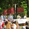 Rund 500 Gläubige feierten beim Stettener Kreuz einen Gottesdienst unter freiem Himmel. 	 	