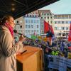 Oberbürgermeisterin Eva Weber sprach bei der Kundgebung "Augsburg gegen Rechts" auf dem Rathausplatz. Wegen ihres Aufrufs an städtische Mitarbeiter zur Teilnahme haben sich zwei Bürger nun bei der Regierung von Schwaben beschwert.