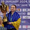 Stolz hält Veronika Matiunina den Pokal in den Händen. Zur Siegerehrung hatte sich die 17-Jährige vom TC Langweid die ukrainische Flagge umgehängt. 
