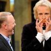 Statt Botox: Mit zwei Würstchen "pumpte" Thomas Gottschalk bei "Wetten, dass...?" seine Lippen auf. Wettpate Stefan Raab fand's köstlich..