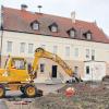 Die ersten Baumaschinen sind aufgefahren, um die ehemalige Mertinger Brauerei zur Dorfwirtschaft umzubauen und einen Bürgersaal anzubauen.  