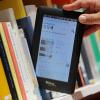 E-Book-Reader sind praktisch für unterwegs und können zudem Unmengen an Lesestoff speichern.