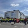 Warnstreik bei Oettinger, im Vordergrund (rote Weste) NGG-Funktionär Tim Lubecki.