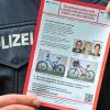 Ein Thüringer Polizist wird verdächtigt, Ende der 90er-Jahre Dienstgeheimnisse an einen Rechtsextremisten aus dem Umfeld der Neonazi-Zelle Nationalsozialistischer Untergrund (NSU) verraten zu haben (Symbolbild).