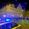 Gewaltsame Ausschreitungen in der Augsburger Maximilianstraße haben am Samstag zur Räumung der Feiermeile durch die Polizei geführt. 