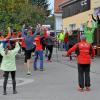 Dehnübungen mit zahlreichen Teilnehmern, wie hier vor einem Nordic-Walking-Lauf in Ellerbach, gibt es während der vierten Corona-Welle vorerst nicht mehr. Die Möglichkeiten zur sportlichen Betätigung bei den Landkreisvereinen sind durch die erneuten staatlichen Corona-Verbote auf ein Minimum reduziert. Auch Geimpfte oder Genesene sind die Gelackmeierten, falls sie den zusätzlichen und in der Praxis oft nicht verhältnismäßigen Testaufwand scheuen.