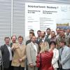 Gemeinsames Foto: Die Eigentümergemeinschaft der Solaranlage beim Betriebsstart im Jahr 2003. 	