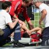 Nürnbergs Christopher Schindler wird im Spiel gegen den 1. FC Kaiserslautern vom Platz getragen.