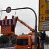 Die neuen Höhenbegrenzungen an der Gänstorbrücke hängen. 	