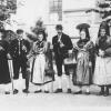 Vereinsmitglieder zehn Jahre nach der Gründung in Schwäbischer Tracht: Das Bild entstand im Jahr 1932 vor der Burgauer Stadtpfarrkirche.