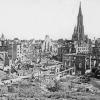 Bei der Bombardierung am 17. Dezember 1944 wurden große Teile der Ulmer Innenstadt in Schutt und Asche gelegt. Nur das Münster blieb weitgehend unversehrt. Diese Aufnahme entstand vom Fischerviertel aus. 