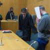 Der Angeklagte steht am letzten Prozesstag im Gerichtssaal des Landgerichts in Landshut neben seinem Verteidiger Winfried Folda. Ein Jahr nach dem Doppelmord von Notzing ist der 22-jährige Angeklagte zu einer lebenslangen Haftstrafe verurteilt worden.
