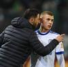 Schalke-Trainer Domenico Tedesco (links) gibt seinem Spieler Max Meyer Anweisungen. Am heutigen Mittwoch ist Großkampftag auf Schalke. Der Tabellensiebte Augsburg ist zu Gast.