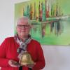 Bürgermeisterin  ist auch Vorsitzende der Verwaltungsgemeinschaft (VG) Krumbach. Unser Bild zeigt Gabriele Wohlhöfler im VG-Sitzungszimmer mit Glocke für die Sitzungsleiterin und einer Sonnenbrille aus dem Jahr 1911, für sie ein besonderes familiäres Erinnerungsstück.