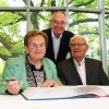 Seit 70 Jahren sind Anni und Josef Endres aus Gersthofen verheiratet. In Anwesenheit von Bürgermeister Michael Wörle durfte sich das Jubelpaar in das Goldene Buch der Stadt Gersthofen eintragen. 