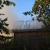 Rund 150 Einsatzkräfte der Feuerwehren löschten am Samstagabend eine brennende Scheune in Mönchsdeggingen. 
