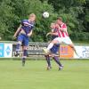 Zwei Standards – zwei Tore: Der TSV Pöttmes siegte beim FC Affing mit 3:1. Überragender Spieler war TSV-Kapitän Johannes Brandner (links), der gleich zwei Tore per Kopf erzielte. Hier erhält er in der Defensive Unterstützung von Andreas Brysch gegen Affings Spielertrainer Tobias Jorsch. 