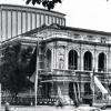 Auf dem Baufoto von 1955 stehen Schiller und Goethe noch in ihren Nischen. 1956 wurde die Fassade des Theaters vereinfacht.
