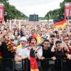 Fans verfolgen eine Partie der WM 2018 beim Public Viewing am Brandenburger Tor. Auch zur WM 2022 sind ähnliche Bilder denkbar.
